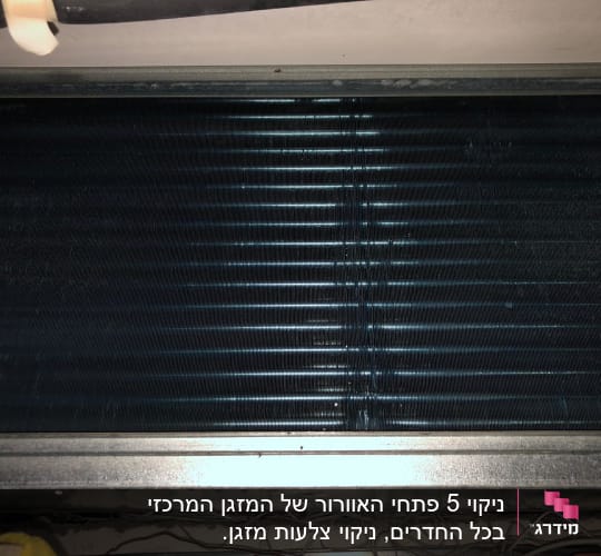 סליל מתכת של מזגן עם צינורות חשופים